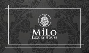 马科普隆MiLo Luxury House -Free Airport pick up-10min drive的黑白标志的豪华房子