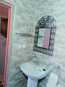 伊姆利尔Atlas Imoula的一间带水槽和镜子的浴室