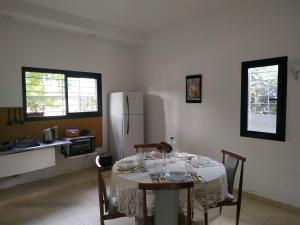 耶尔瓦布埃纳Departamentos La Rinconada的厨房配有桌椅和冰箱。
