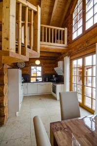 Luxus-Ferienhaus Blockhaus Chalet Nr 2 Toplage am Feldberg mit Sauna, Outdoor-Hottub, Kamin auf 1300m üM的厨房或小厨房