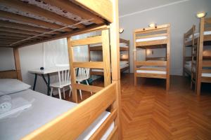 迪斯诺Hostel Marko的宿舍间设有双层床和桌子。