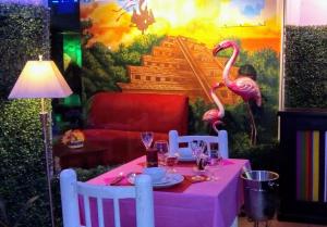 伊达尔戈州波萨里卡Hotel Esmeralda的一张粉红色的桌子,上面有两个粉红色的火烈鸟
