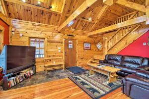 StarksboroSki Lodge Mtn Retreat with Fire Pit, Deck and Views!的小屋内的客厅配有沙发和电视