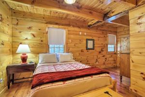 Ski Lodge Mtn Retreat with Fire Pit, Deck and Views!客房内的一张或多张床位