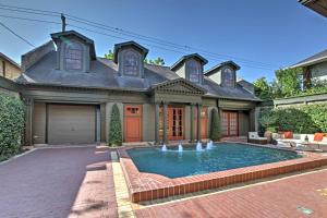 Dreamy Houston Boho Cottage with Private Pool!内部或周边的泳池