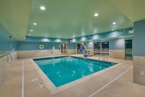 格兰杰Holiday Inn Express & Suites - Mishawaka - South Bend, an IHG Hotel的大楼内的大型游泳池