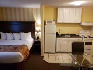 维多利亚阿布特斯旅馆的酒店客房带一张床和一个厨房