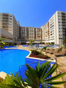 热河市Park Veredas Resort的一座带大型游泳池和部分建筑的度假村