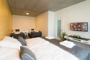 布拉格Residence Trafick的一间卧室设有两张床,墙上配有电视。