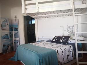马德拉港Apartment on the sea的一间卧室配有带梯子的双层床