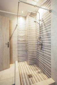 奥林匹亚达Villa Theasi的浴室里设有玻璃门淋浴