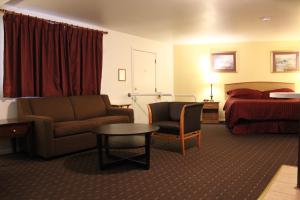 汤森港汤森港酒店的酒店客房配有床、沙发和桌子。
