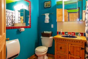 二十九棕榈村Chuck's Cabin in a Joshua Tree Community的蓝色的浴室设有卫生间和水槽