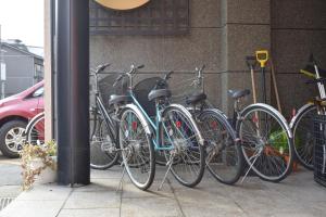 高山哈娜酒店的停在大楼旁边的一群自行车