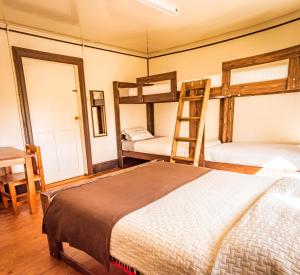 蒙特港Casona Alemana的一间卧室设有两张双层床和一张桌子