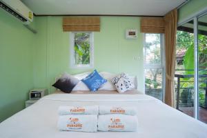 哈林海滩Hill Zone Home Stay by Little Paradise的卧室配有白色的床和枕头。