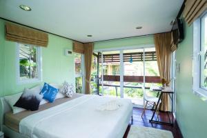 哈林海滩Hill Zone Home Stay by Little Paradise的卧室设有一张白色大床和一扇窗户。