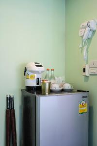 哈林海滩Hill Zone Home Stay by Little Paradise的厨房配有冰箱上的搅拌机