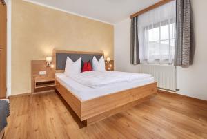 弗拉绍Haus Kirchner的一间卧室配有带白色床单和红色枕头的床。