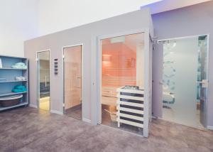 明斯特Alexianer Hotel am Wasserturm的浴室设有滑动玻璃门和水槽