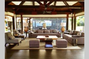 太平洋港Villa Takali - CFC Certified的带沙发和咖啡桌的大型客厅