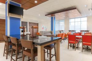 德斯普兰斯Holiday Inn Express & Suites Chicago O'Hare Airport, an IHG Hotel的一间带大桌子和椅子的用餐室
