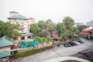芭堤雅市中心Diana Garden Resort - SHA Extra Plus的享有酒店空中景色,设有停车场