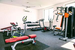 南威Nungwi Dreams by Mantis的健身房设有数台跑步机和健身器材