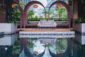 吉隆坡KLoe Hotel的酒店大堂,大楼前设有游泳池