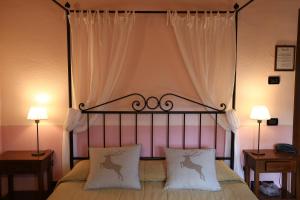 圣吉米纳诺莫里诺蒂费茨酒店的一间卧室配有一张大床和两盏灯