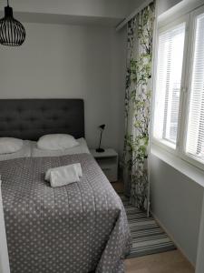 罗瓦涅米罗瓦涅米家世界公寓的一间卧室设有一张床和一个窗口