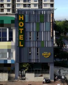 吉隆坡吉隆坡富都蕉赖微笑酒店的建筑一侧有标志的酒店