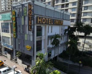 吉隆坡吉隆坡富都蕉赖微笑酒店的大楼一侧的酒店微笑标志