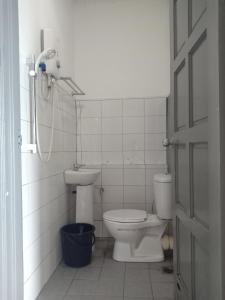 昆达桑Seribu 1 Homestay Single Room的白色的浴室设有卫生间和水槽。