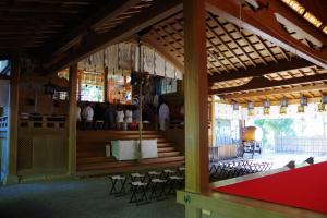 天川村弥仙馆日式旅馆的享有带桌椅的餐厅的景色