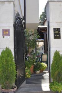 索非亚Hotel Romantic的一座建筑的入口,有黑色的门和植物