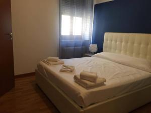 维罗纳Italianflat - Rentroom Verona的卧室配有白色的床和2条毛巾