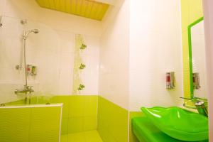 第聂伯罗Seven Eleven Most City Hotel&SKYTECH的一间带绿色水槽和淋浴的浴室