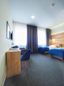 凯尔采S7 Hotel的酒店客房配有两张床和一张书桌
