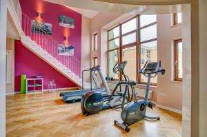 汉诺威克里菲尔德霍夫酒店的健身房设有2个跑步机和健身自行车
