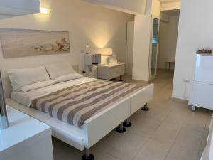 拉卡勒塔阿比塔尔瓦坎匝酒店的卧室配有白色的床和书桌