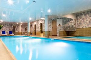 奥尔什丁Manor Hotel的蓝色水中的酒店的游泳池