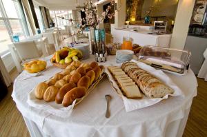 卡斯卡伊斯艾斯特勒姆查欧酒店的一张桌子,上面有面包和其他食物
