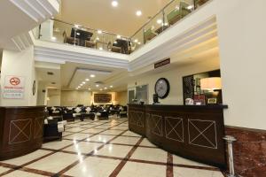 安卡拉阿萨尔酒店的酒店大堂设有等候区和时钟