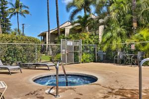 基黑Stunning South Maui Condo with Lanai by Beach!的棕榈树庭院中间的小游泳池