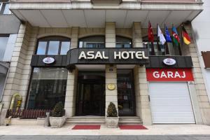 安卡拉阿萨尔酒店的前面有旗帜的亚洲酒店