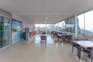 安塔利亚Ozmen Hotel的用餐室设有桌椅和窗户。