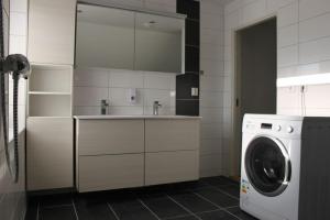 卑尔根Lagunen Apartments的厨房配有洗衣机和洗衣机。