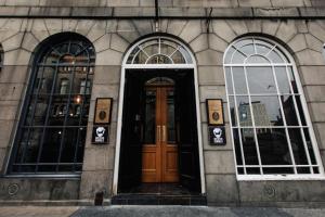 阿伯丁BrewDog Kennels - Aberdeen的一座带三扇窗户和木门的建筑