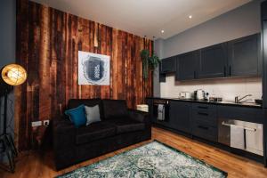 阿伯丁BrewDog Kennels - Aberdeen的带沙发的客厅和厨房